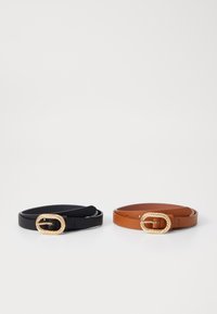 Twee riemen worden weergegeven: een zwarte leren riem en een bruine leren riem, beide met een gouden, touwachtige gesp.