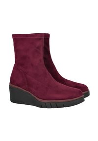 Botas de ante burdeos hasta el tobillo con un diseño elegante y ajustado, tacón cuña y suela de goma con ranuras texturizadas para mayor tracción.