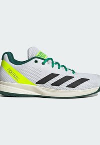 Scarpa da pickleball bianca e verde con strisce nere, lacci verdi e un'etichetta gialla "PICKLEBALL" sul tallone.
