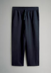 Jūras stila sporta bikses no mīksta auduma, ar elastīgu jostasvieta un aukliņu, sānu kabatām un taisnas formas kājām.