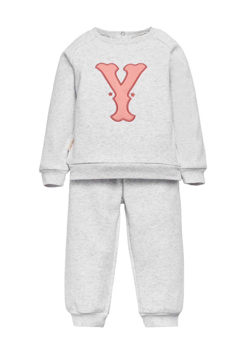 Conjunto de sudadera y pantalones para niño pequeño en gris claro con una gran letra "Y" rosa y pequeñas estrellas en el frente de la sudadera.