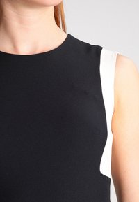 Dorothy Perkins Pouzdrové šaty - apricot