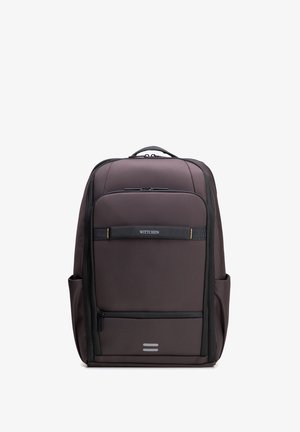 Donkerbruine rechthoekige rugzak met meerdere vakken met rits, zijzakken, een handvat aan de bovenkant en de merknaam "WITTCHEN" aan de voorkant.