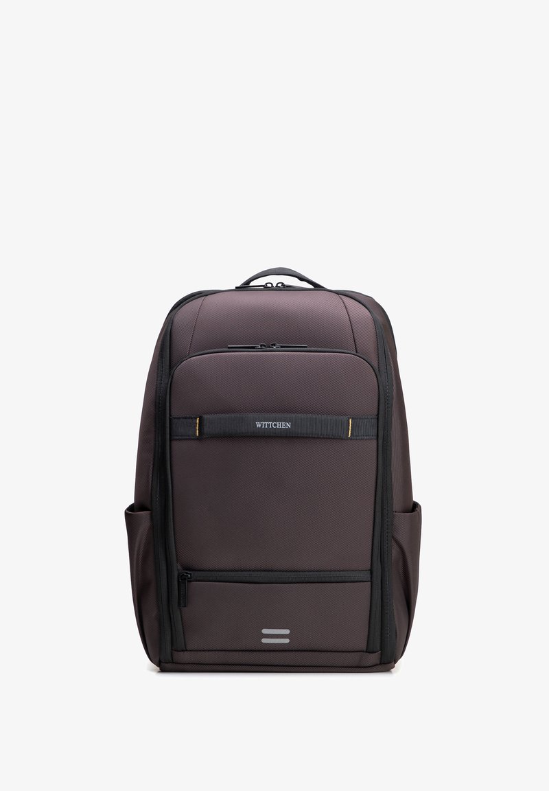 Temně hnědý obdélníkový batoh s několika přihrádkami na zip, bočními kapsami, horním úchytem a značkou "WITTCHEN" na přední straně.