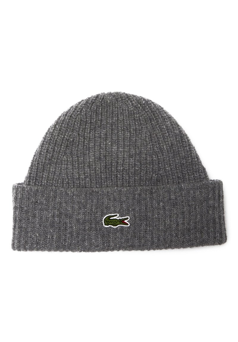 Graue gestrickte Beanie-Mütze mit gerippter Textur, die auf der Vorderseite ein kleines gesticktes grünes Krokodil-Logo mit roten Akzenten zeigt.