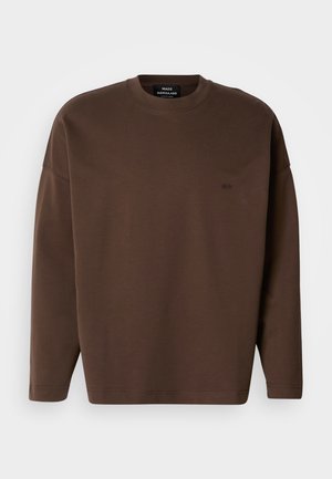 Brun sweatshirt med lange ermer, ribbestrikket hals og en subtil brodert logo på brystet. Laget av myk, teksturert stoff.