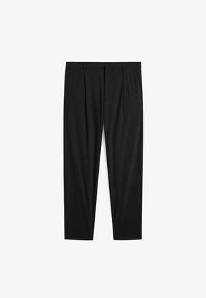 Pantaloni neri su misura con frontale piatto, due pieghe e chiusura con bottone. Texture liscia con gambe dritte e senza motivi visibili.
