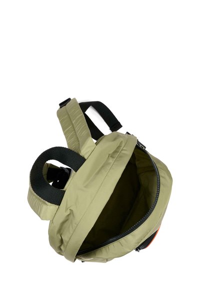 Rugzak gemaakt van lichtgroene stof met zwarte riemen, voorzien van een ritssluiting en een gestructureerd oppervlak. Het interieur is leeg en donker.