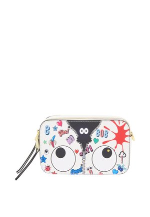 Witte rechthoekige etui met grote cartoonogen, kleurrijke krabbels, een zwart ritsontwerp en kleine hartjes en sterretjes aan de voorkant.