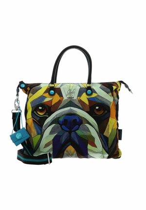 Sac à main coloré avec un motif géométrique de visage de bouledogue, poignées noires et une bandoulière rayée amovible avec une pochette bleue.