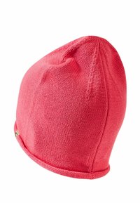 Gehaakte muts in felroze, met een gladde textuur, een taps toelopende bovenkant, een opgerolde rand en een klein merklabel aan de zijkant.