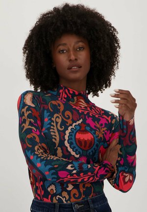 Langarmtop met hoge hals, met een levendig bloemenpatroon in rood, roze en blauw op een donkere achtergrond; textuurstof.