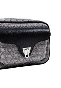 Borsa a tracolla in pelle testurizzata nera e grigia con superficie decorata, chiusura a soffietto e accessori in argento. Design liscio e strutturato.