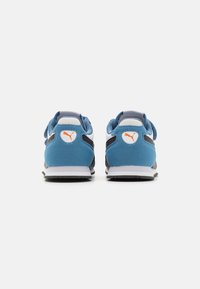 Puma CABANA RACER 20 UNISEX - Sportcipő - white/black/blue horizon/maple syrup