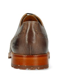 Scarpa in pelle marrone con finitura testurizzata, dotata di punta arrotondata e tacco di legno basso. Decorata con dettagli brogue lungo i bordi.