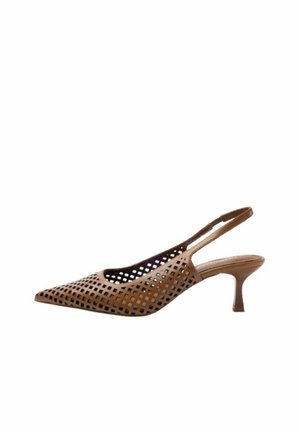 Scarpa con tacco a punta marrone, modello slingback, con design traforato a rete e tacco kitten sottile su sfondo bianco.