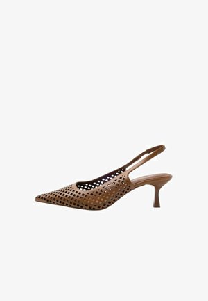 Scarpa con tacco a punta marrone, modello slingback, con design traforato a rete e tacco kitten sottile su sfondo bianco.