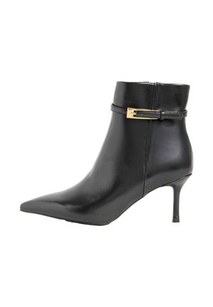Schwarzlederne Ankle-Boots mit spitzem Zehenbereich, schlankem Stiletto-Absatz und einem dekorativen goldenen Schnallenakzent um den Knöchel. Glatte Textur.