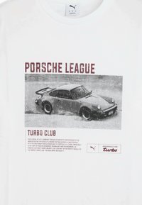 Hvid bomulds t-shirt med grafik af en Porsche 911 med teksten "Porsche League" og "Turbo Club" i mørkerød. Blød tekstur, almindelig pasform.