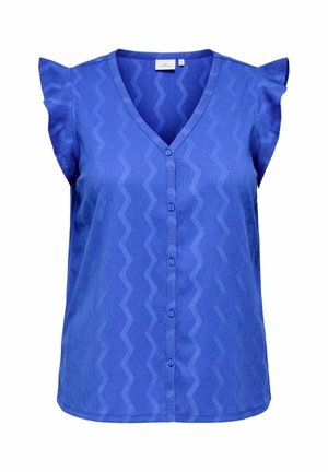 Modrý top s krátkým rukávem a výstřihem do V, který má strukturovaný cik-cak vzor a přední knoflíky. Měkká tkanina s nařasenými ramenními detaily.