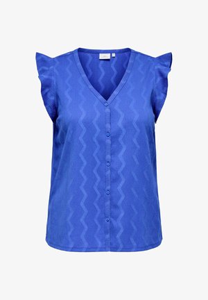 Modrý top s krátkým rukávem a výstřihem do V, který má strukturovaný cik-cak vzor a přední knoflíky. Měkká tkanina s nařasenými ramenními detaily.