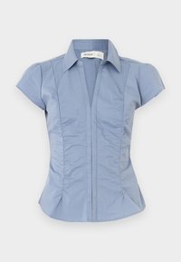 Ανοιχτό μπλε πουκάμισο με κοντά μανίκια και γιακά, κάθετες ραφές και λεπτή πτυχώση στα πλάγια, κατασκευασμένο από λείο ύφασμα.