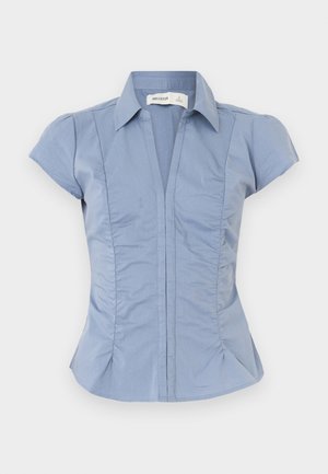 Cămașă albastru deschis cu mâneci scurte, guler cu rever, cusături verticale și adunături subtile pe părți, fabricată dintr-un material textil neted.