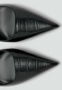 Černé boty se špičatou špičkou a texturovaným povrchem z umělé krokodýlí kůže. Hladká vnitřní podšívka, elegantní design a minimalistický styl.