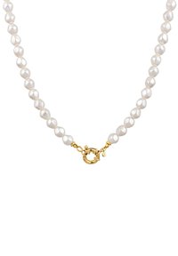Perlenkette mit leuchtend weißen runden und ovalen Perlen, ergänzt durch einen goldenen Verschluss mit einem kreisförmigen Design und kleinen Akzenten.