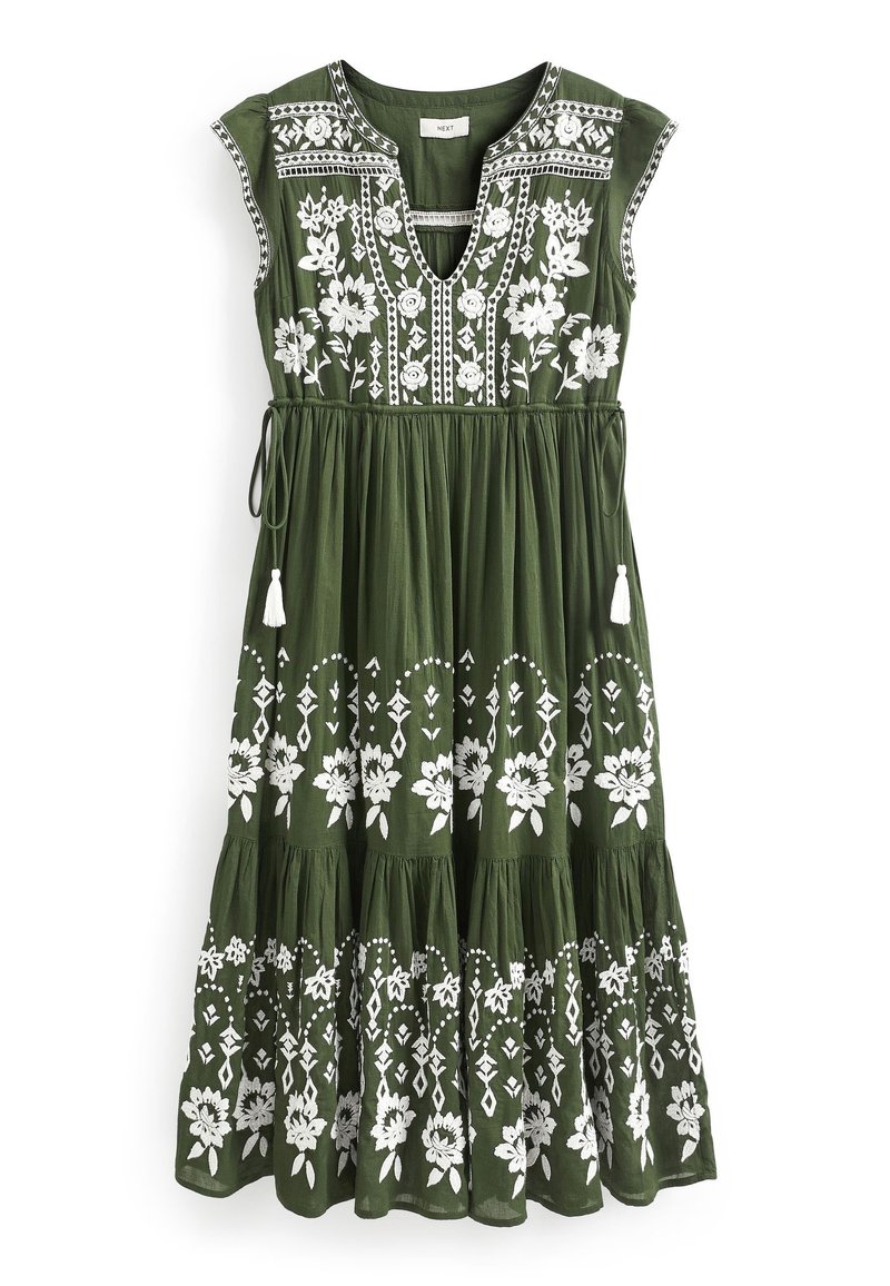 Robe verte olive à manches courtes, avec un design floral brodé blanc, décolleté en V, taille à cordon réglable et jupe à volants avec des accents de pompons.