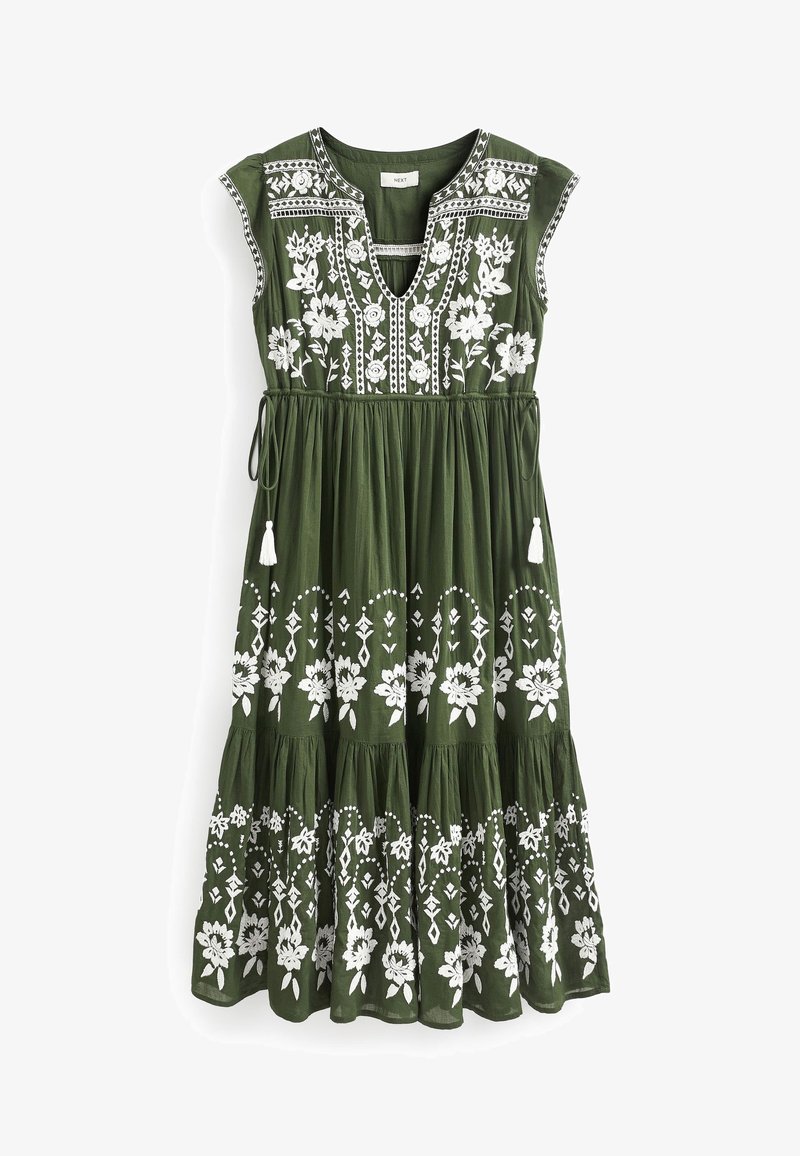 Oliven grøn kjole med korte ærmer, broderet hvid blomstermønster, v-hals, snøreliv og lagdelt skirt med kvastdetaljer.