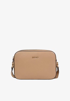 Béžová kožená kabelka přes tělo s hladkou texturou, obdélníkovým tvarem, zlatým logem a nastavitelným popruhem. Má zipové zapínání a kontrastní okraje.