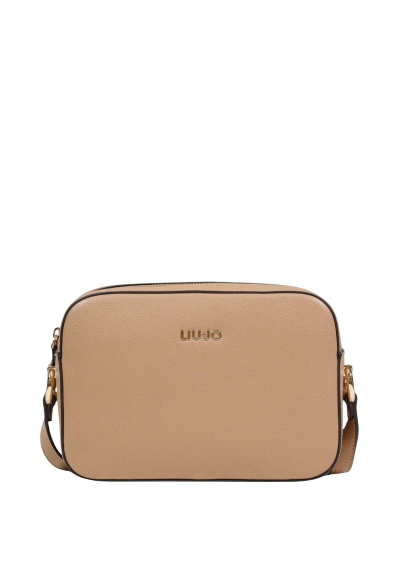 Bolso bandolera de cuero beige con textura suave, forma rectangular, logo dorado y correa ajustable. Cuenta con cierre de cremallera y bordes en contraste.