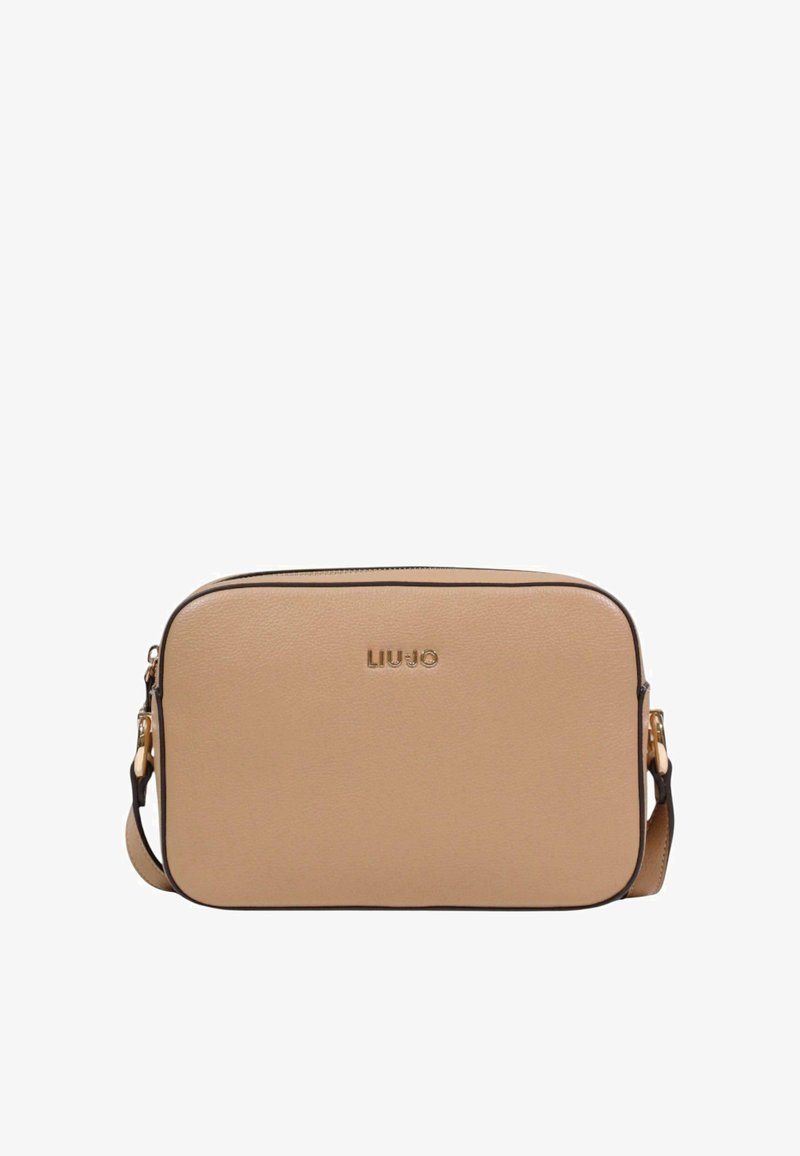 Bolso bandolera de cuero beige con textura suave, forma rectangular, logo dorado y correa ajustable. Cuenta con cierre de cremallera y bordes en contraste.