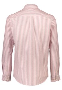 Camisa de hombre, vista trasera. Rayas verticales rojas y blancas, mangas largas con puños de botón, cuello clásico, diseño ajustado, textura de tela suave.
