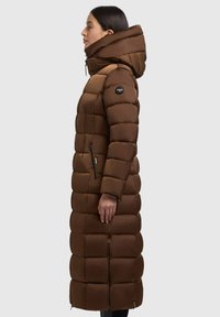 Brun lang pufferjakke med et quilted design, der har hætte, lynlåslommer og en glat tekstur. Justerbare manchetter og lynlåse i kanten.