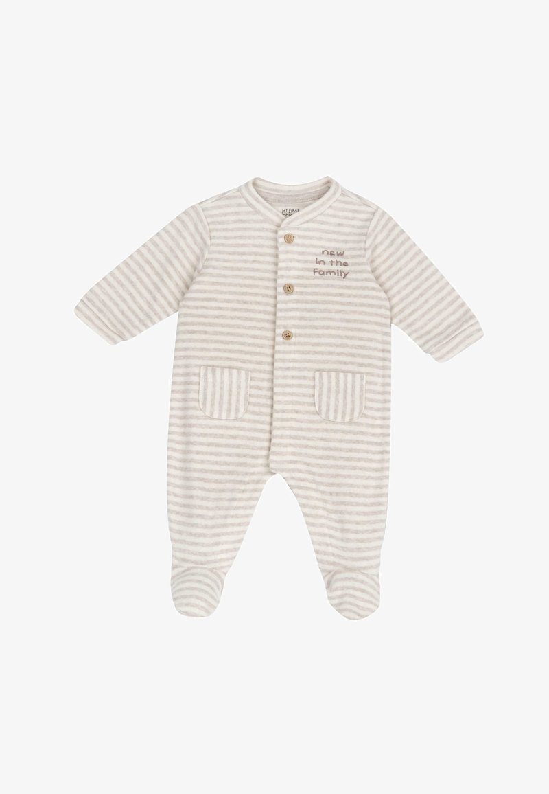 Combinaison bébé beige et blanche à rayures douces avec pieds, trois boutons devant, deux poches avant et le texte « nouveau dans la famille » sur la poitrine.