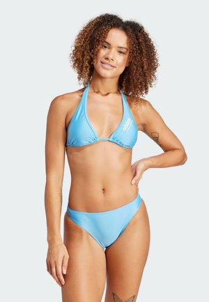 Conjunto de bikini azul claro que incluye un top triangular con tirantes halter y unas bragas de cobertura moderada, fabricado con una tela suave y elástica.