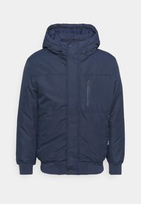 Chaqueta acolchada azul marino con capucha, que cuenta con un bolsillo en el pecho con cremallera, puños acanalados y un cierre de botón en el frente. Textura suave.
