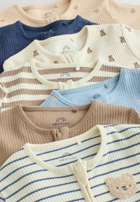 Siete camisetas de bebé acanaladas plegadas en beige, azul marino, crema, marrón y azul con dibujos de osos y etiquetas NEXTbaby.