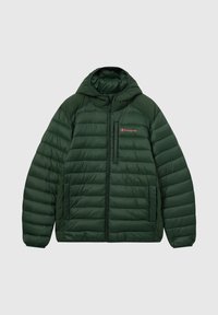 Zielona kurtka puchowa z kapturem, pikowana, z zapięciem na zamek z przodu i małą kieszonką na piersi. Zawiera czerwone logo "Champion" po lewej stronie.