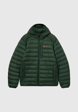 Zielona kurtka puchowa z kapturem, pikowana, z zapięciem na zamek z przodu i małą kieszonką na piersi. Zawiera czerwone logo "Champion" po lewej stronie.