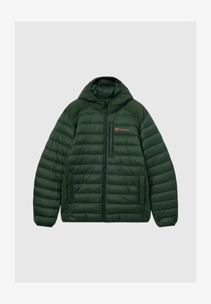 Zielona kurtka puchowa z kapturem, pikowana, z zapięciem na zamek z przodu i małą kieszonką na piersi. Zawiera czerwone logo "Champion" po lewej stronie.