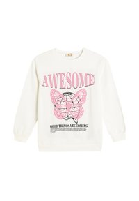 Sudadera blanca con un gran gráfico de una mariposa rosa en el centro, con el texto "IMPRESIONANTE" arriba y "COSAS BUENAS VIENEN" abajo.