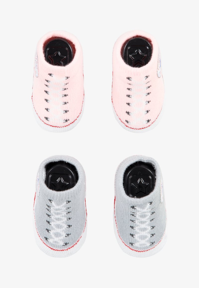 Lyserøde og grå tumlingstøvler med stjerneakcenter, strikket tekstur, falske snørebåndsfærdigheder og hvide såler.