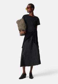 IKKS PLEATED WITH V-NECK - Robe de jour - black