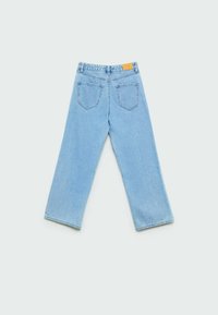 Vaaleansiniset suorat farkut, joissa on kaksi takataskua ja nahkapaikka vyötäröllä, esillä tasaisella taustalla.