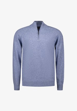 Lichtblauwe trui met kwartritssluiting, lange mouwen en geribbelde boorden en zoom, weergegeven op een witte achtergrond.