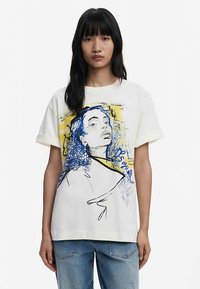 Weißes Baumwoll-T-Shirt mit blau-gelbem künstlerischem Sketch einer Frau, lockere Passform, kurze Ärmel, minimalistisches Design.