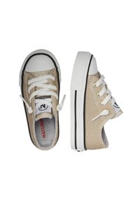 Zapatillas doradas brillantes con punta de goma blanca, diseño de cordones y rayas negras de acento en la suela. Se ve el forro interior suave.